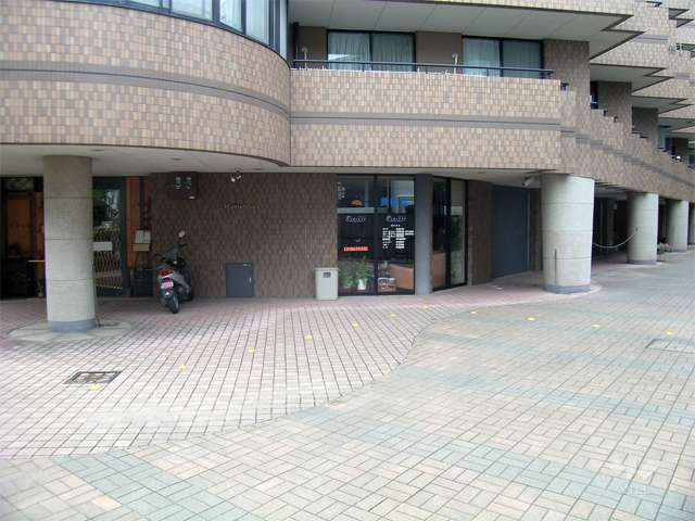 1階部分には店舗が入っています。