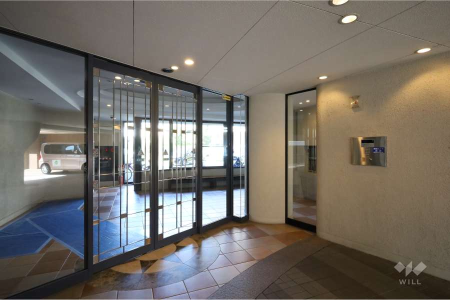 エントランスはオートロック付きです。