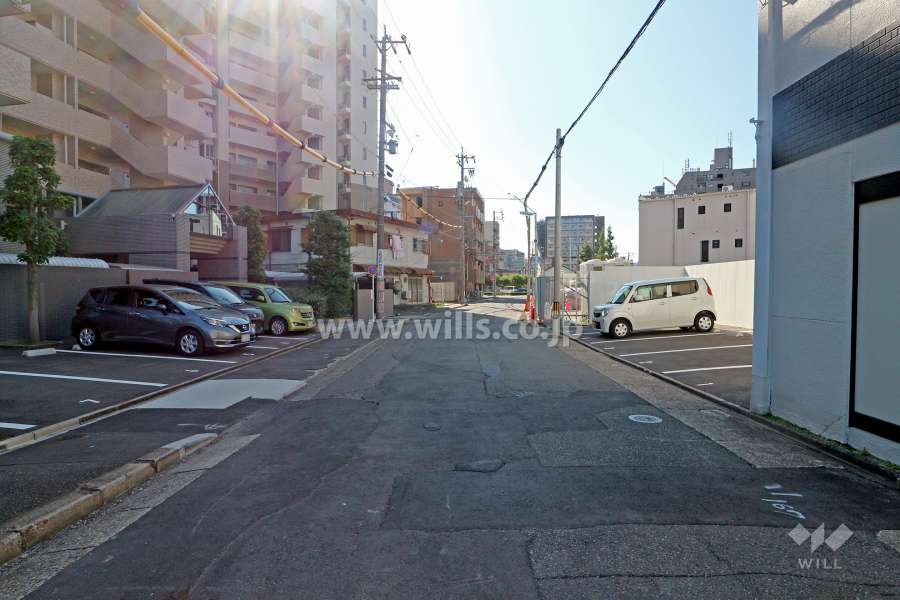 敷地北西側の前面道路（北東側から）