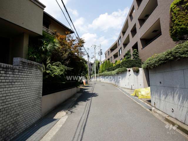 敷地西側の前面道路