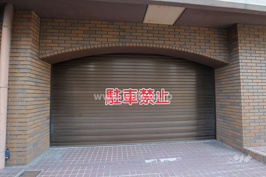 駐車場入り口（シャッター付き)