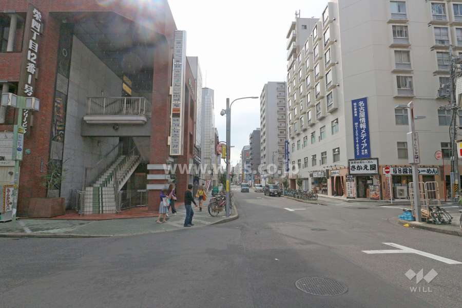 敷地西側の前面道路（北側から）