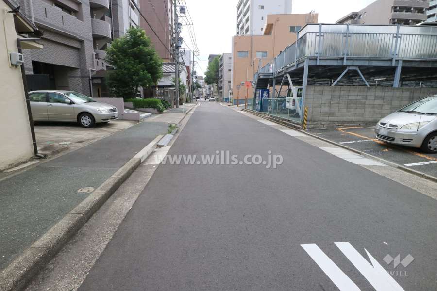 敷地北側の前面道路（東側から）