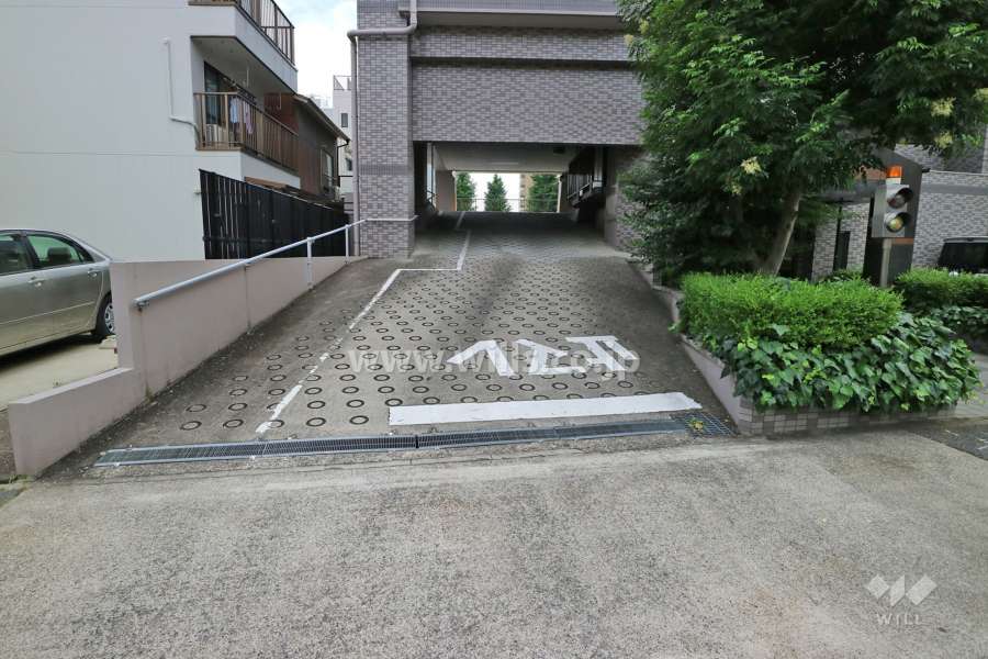 駐車場出入り口