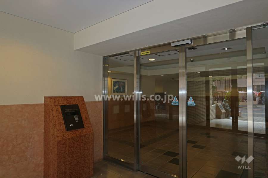 エントランスはオートロック付きです。