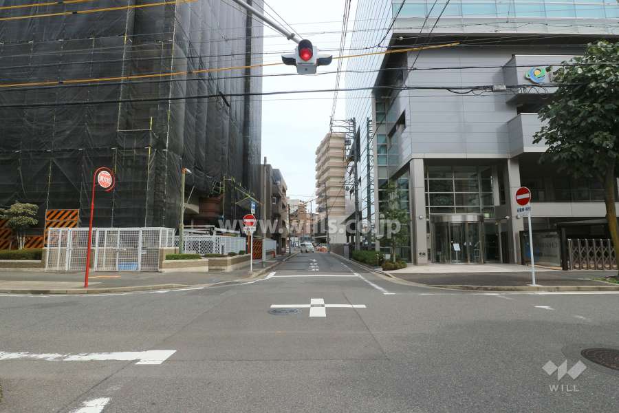 敷地南側の前面道路（西側から）※大規模修繕工事中（2020年1月時点）