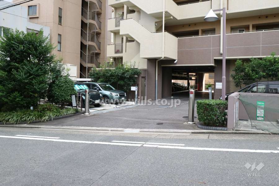 駐車場出入り口（ロボットゲート付き）