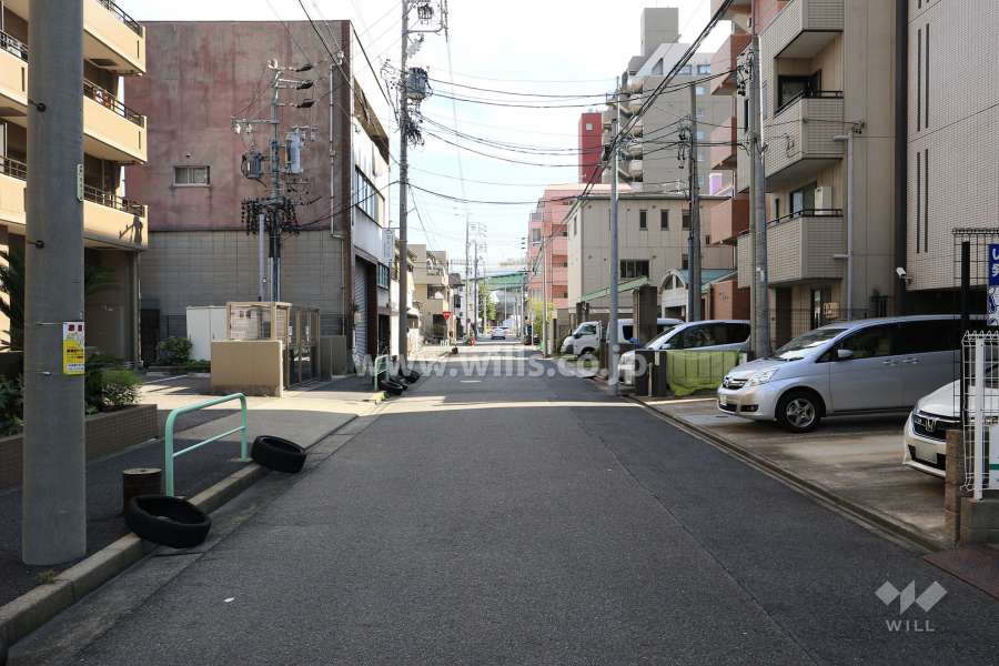 敷地南西側の前面道路（北西側から）