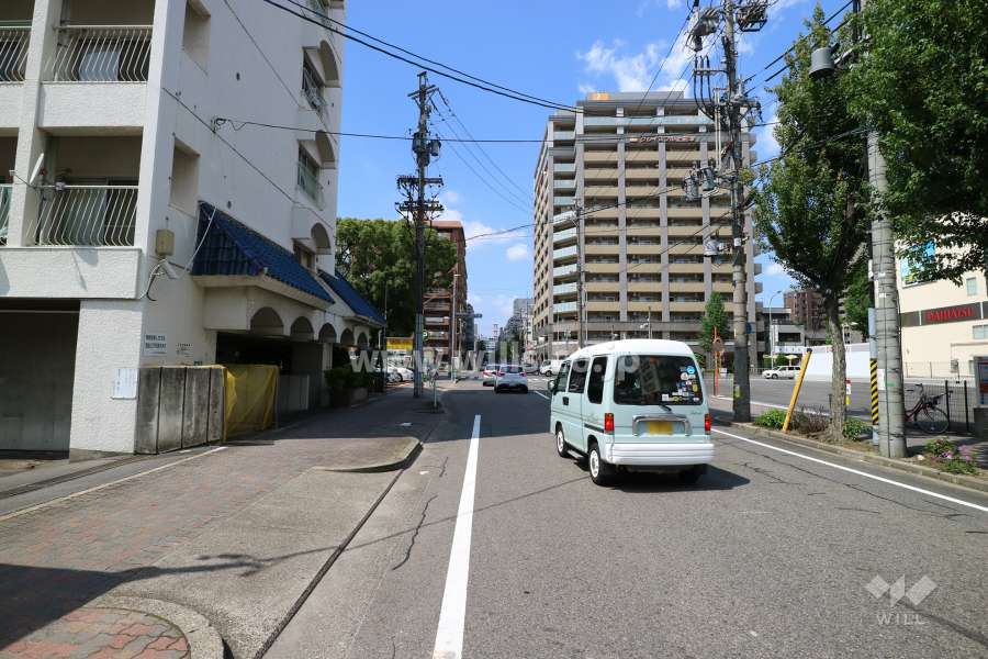 敷地の東側前面道路（南側から）