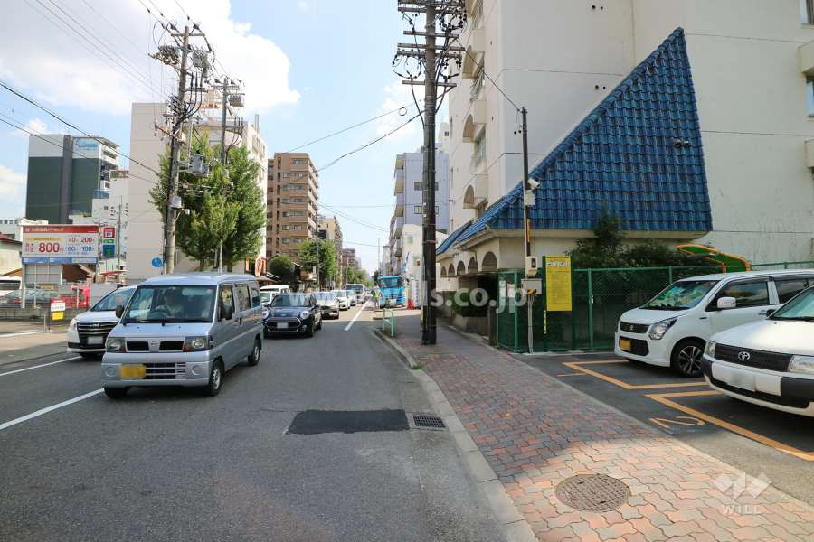 敷地の東側前面道路（北側から）