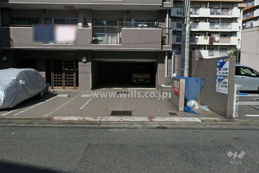 駐車場出入り口・敷地内駐車場（屋内平面式、屋外平面式）