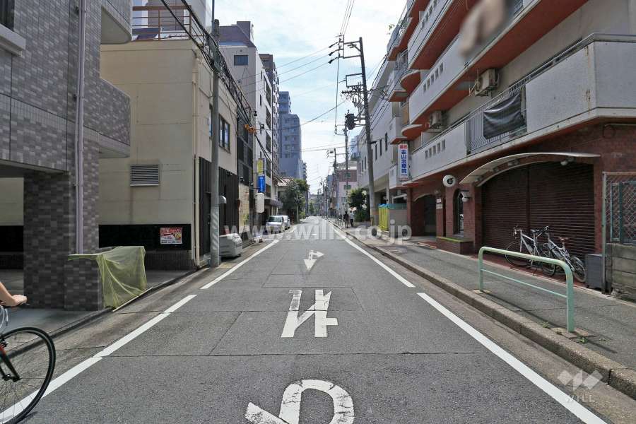敷地東側の前面道路（北側から）