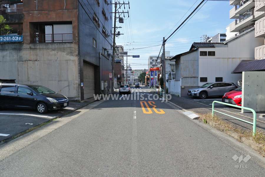 敷地南側の前面道路（東側から）