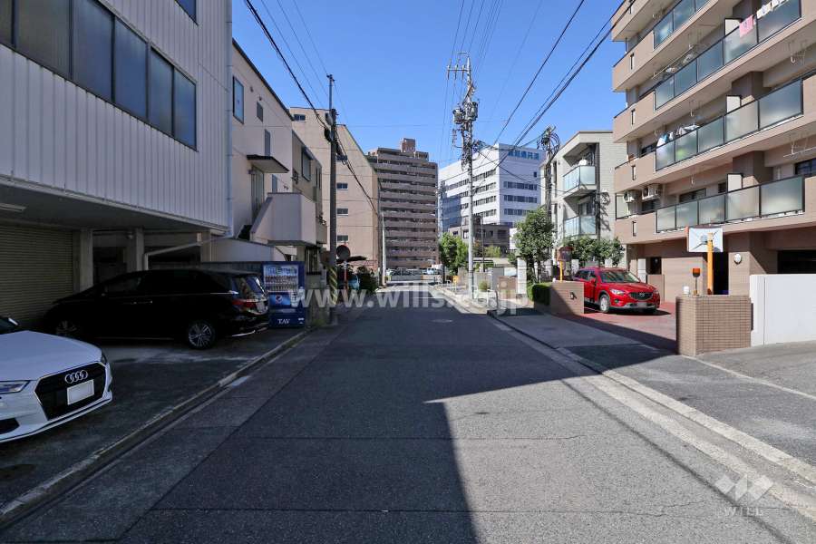 敷地南西側の前面道路（南東側から）
