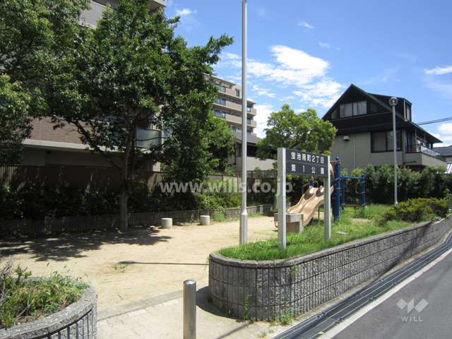 敷地に隣接した小さな公園