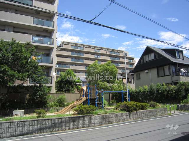 左側がウエストスクエア、右奥がイーストスクエアです。