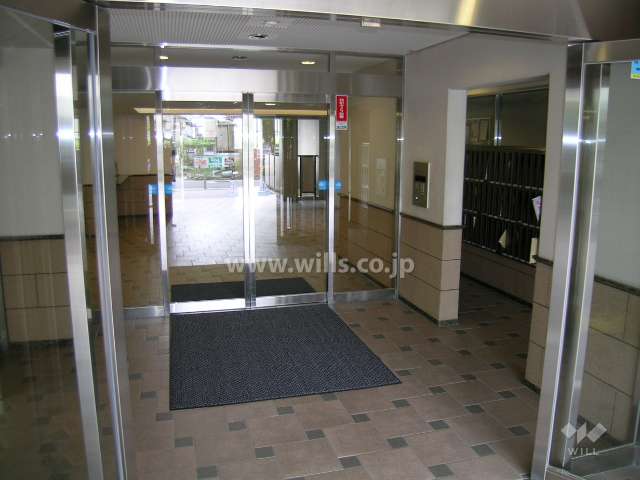 エントランスはオートロック付きです。