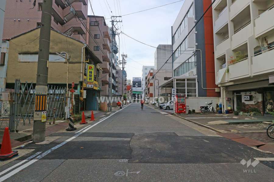 敷地南側の前面道路（東側から）