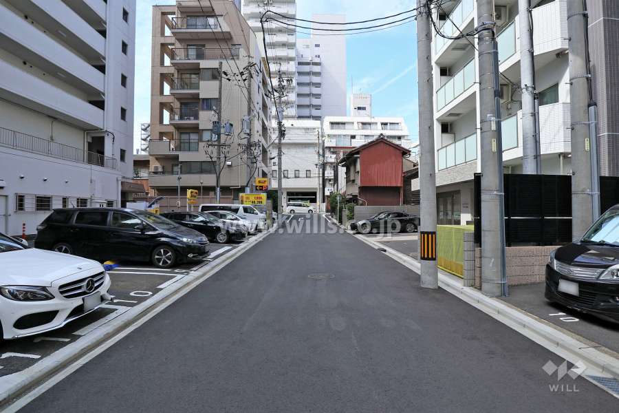 敷地北側の前面道路（東側から）