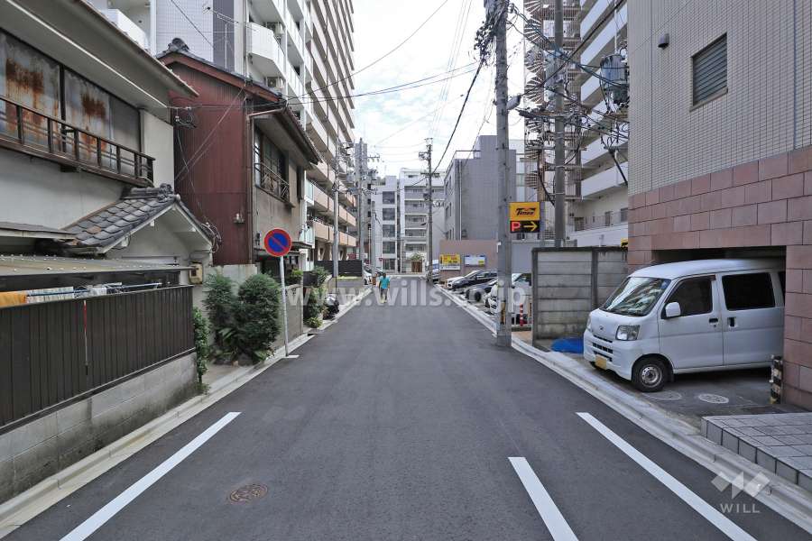 敷地北側の前面道路（西側から）