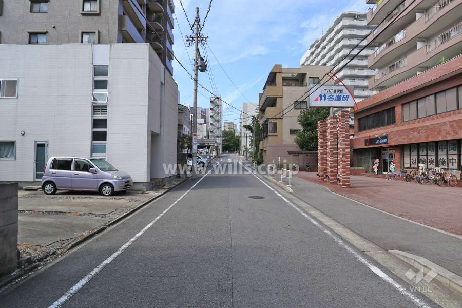 敷地南側の前面道路（東側から）