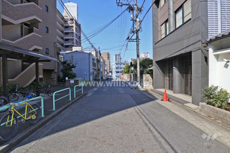 敷地北側の前面道路（東側から）
