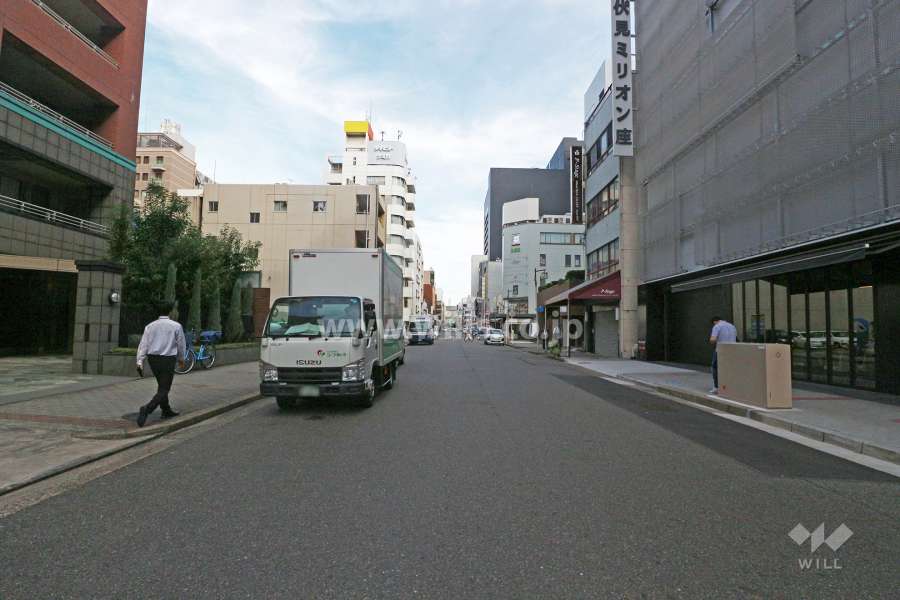 敷地南側の前面道路（西側から）