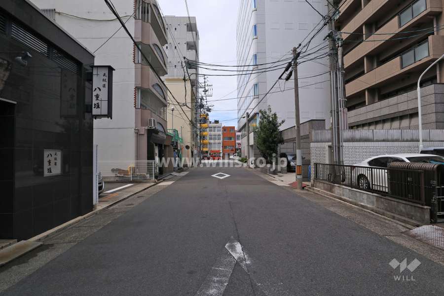 敷地南側の前面道路（東側から）