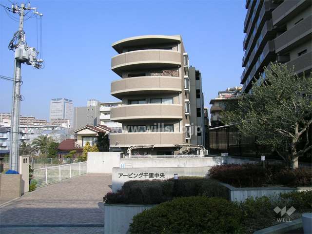 アービング千里中央の敷地入り口