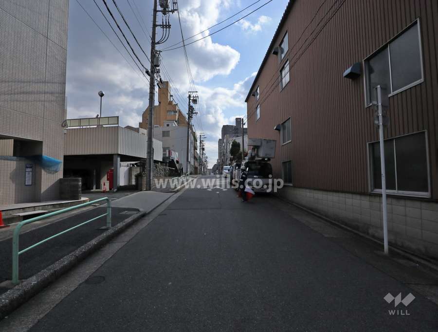 敷地西側の前面道路（北側から）