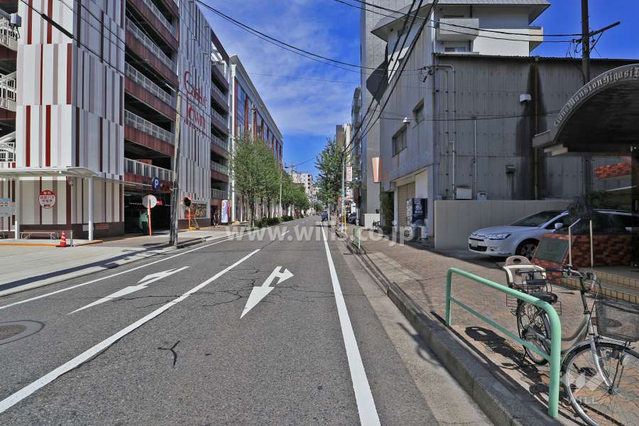敷地西側の前面道路（南側から）