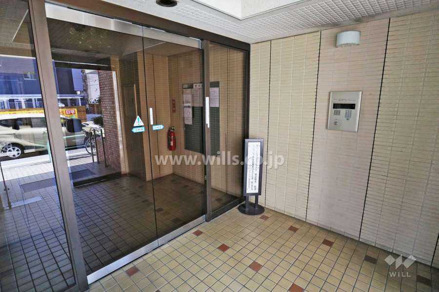 エントランスはオートロック付きです。