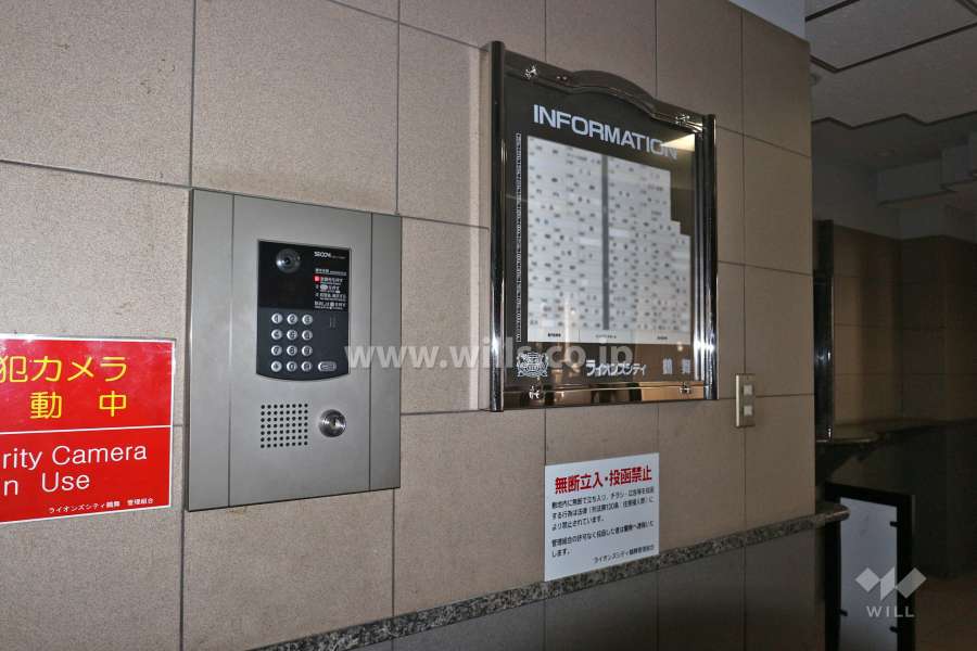 オートロックと案内板