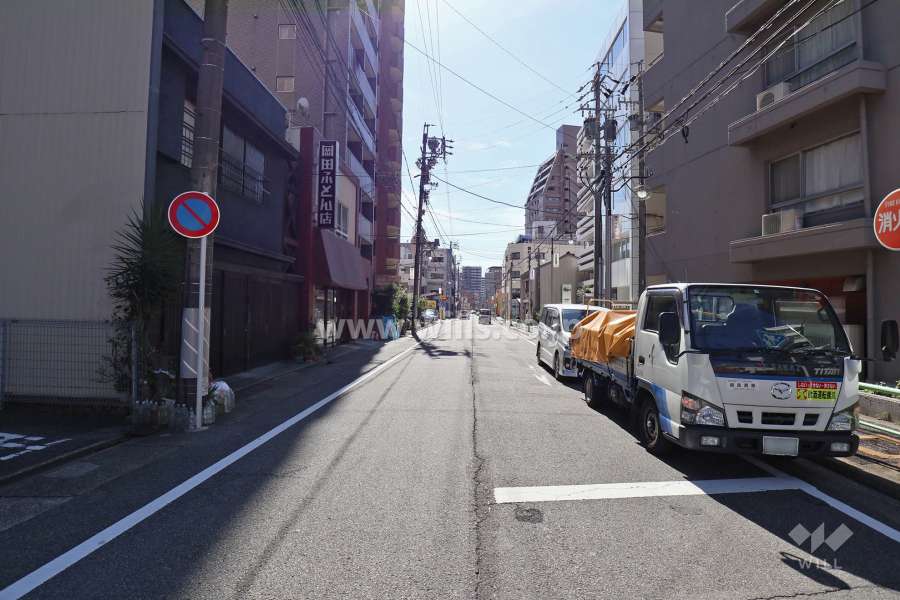 敷地南東側の前面道路（北東側から）