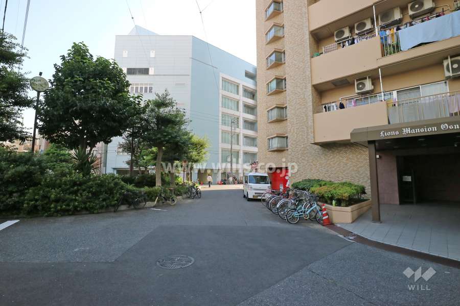 敷地の南東側前面道路（北東側から）