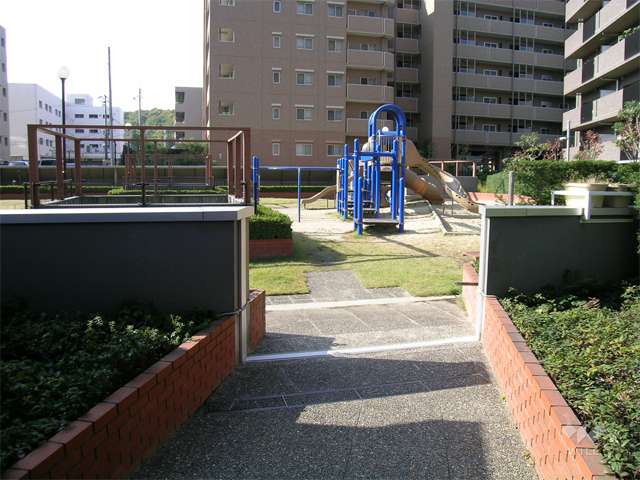 駐車場屋上に設けられたプレイロット