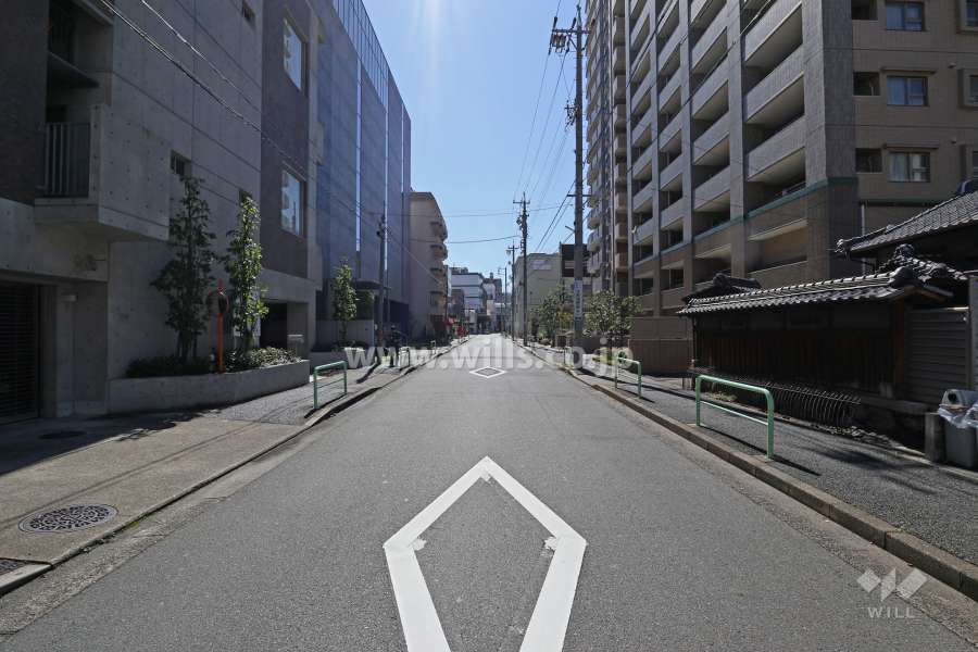 敷地東側の前面道路（北側から）