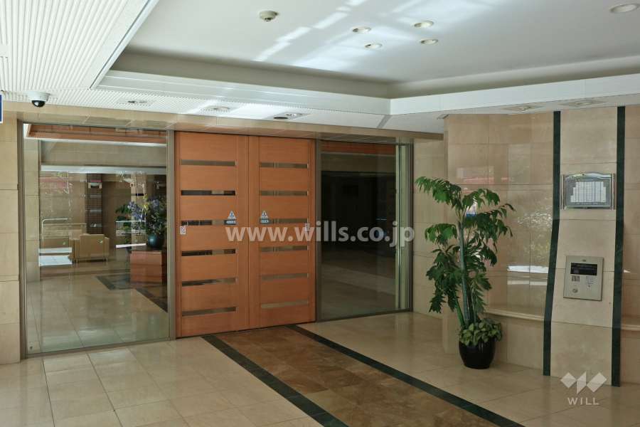 エントランスはオートロック付きです。