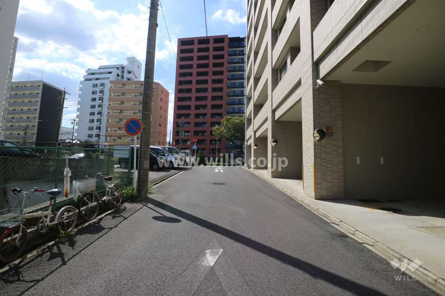 敷地南側の前面道路（東側から）