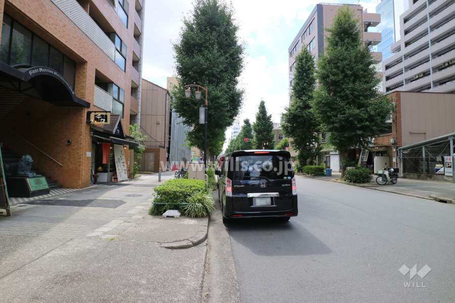 敷地北側の前面道路。一方通行の通りです。