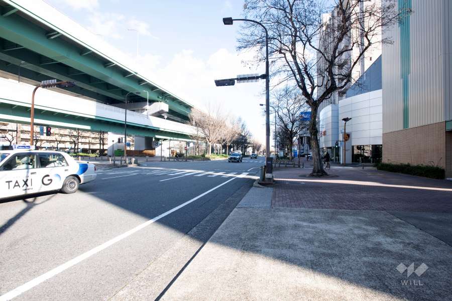 敷地北側の前面道路（西側から）