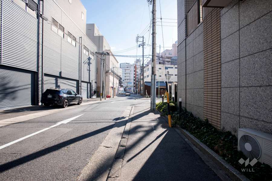 敷地東側の前面道路（北側から）