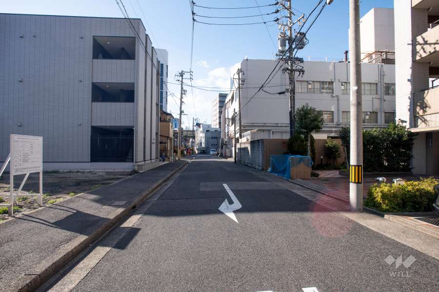 敷地南側の前面道路（東側から）