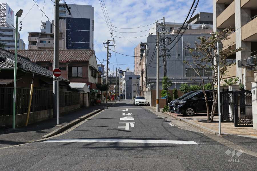 敷地南側の前面道路（東側から）