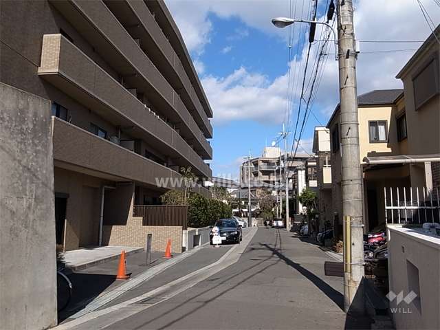 周辺は一戸建てが中心に建ち並ぶ静かな住宅地です。