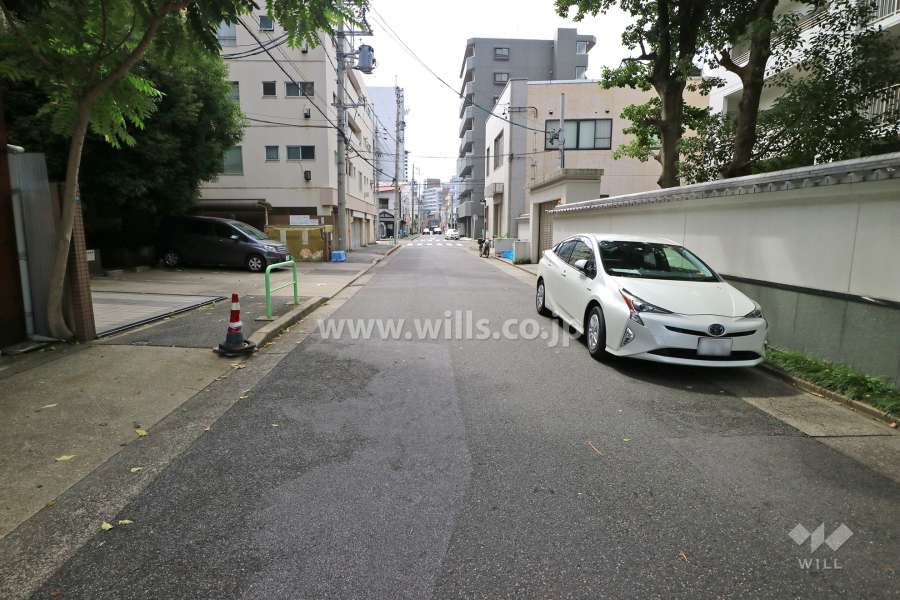 敷地北側の前面道路（東側から）