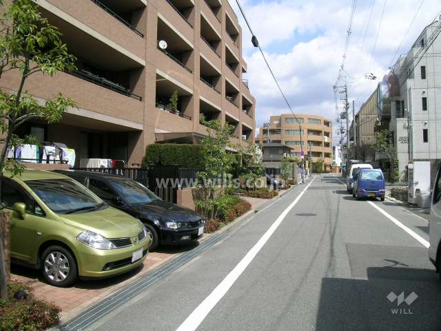 敷地の南東側の道路。周辺は区画の整った静かな住宅地です。