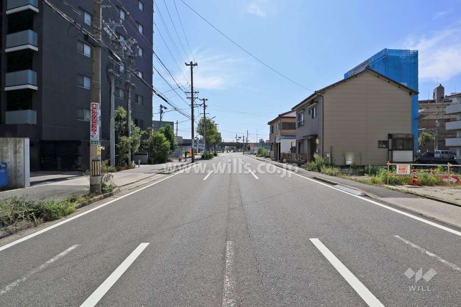 敷地南西側の前面道路（北西側から）