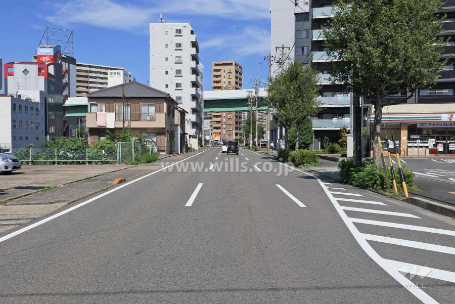 敷地南西側の前面道路（南東側から）