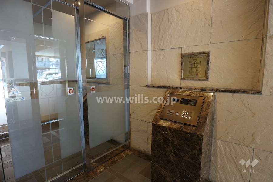 エントランスはオートロック付きです。